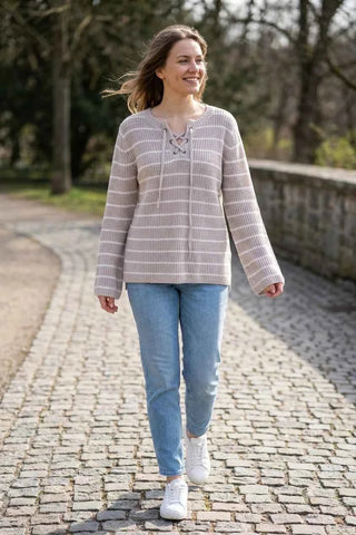 Sweter w paski z wiązanym dekoltem - Beżowy