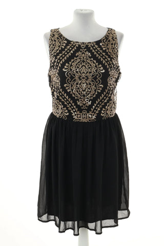 čierne šaty s flitrami