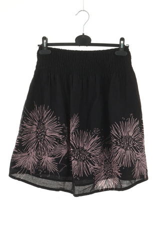 Čierna sukňa so vzorom